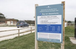 A fila de estacionamento é quebrada no local de beleza como proprietário de terras ’em comparação com o preço acusado’ sob a acusação do assalto à luz do dia