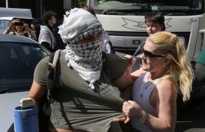Momentos Mixer de cimento quase inspirados nos jovens candidatos a JESSIRAÇÃO ATRAVEM A CATATROFE porque eles destroem a destruição e jogam ovos nas demonstrações pró-palestinas de Londres
