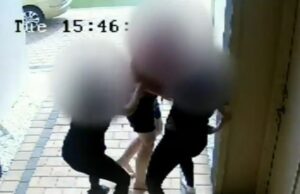 Duas mães escolares em um momento maravilhoso puxam o cabelo um do outro em uma briga violenta – até que nenhum ensino médio seja forçado a entrar neles