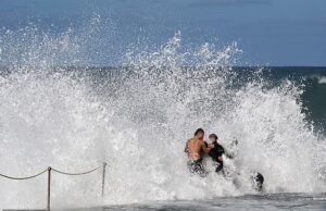 Osira pediu que um novo ciclone tropical fosse abaixado nas escotilhas em um aviso de aviso