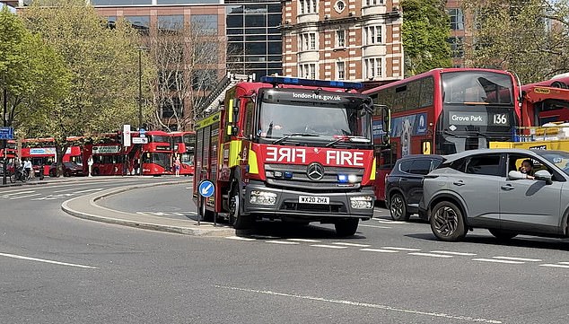No momento em que os jovens afirmam que os manifestantes bloqueiam o carro de bombeiros porque responde a situações de emergência durante os protestos palestinos