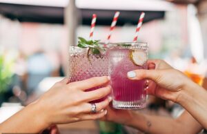 A equipe do NHS do Hospital Estadual de maior segurança da Escócia recebe cadeiras de massagem com contribuintes financiadas por contribuintes