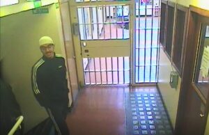 Manchester Arena joga o terrorista silencioso e moendo pouco antes de alguns momentos do momento para lançar um ataque violento aos guardas da prisão