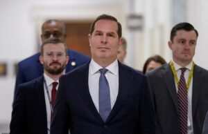 O oficial de Trump recebe a dose de ação brutal por trás da maioria dos funcionários do governo selvagem