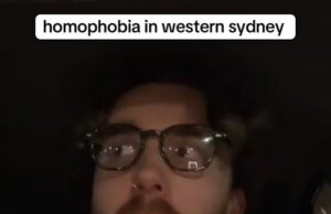 Quando eu estava segurando a casa de trem quando um passageiro estava sentado de mim … o que ele disse era a Austrália ainda muito atrás