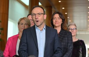 Os verdes inteligentes pensam que estão acima do vencedor pagando altos ganhadores pelos diplomas da UNI de outras pessoas. Mas a realidade é tão trágica, sinto quase pela banda Adam: PVO