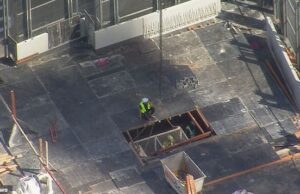 Os trabalhadores estão confusos depois de ler no canteiro de obras em McCuri Park