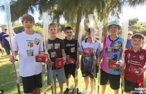 Meninos torcendo depois que grupos adultos cara a cara no ponto de phishing