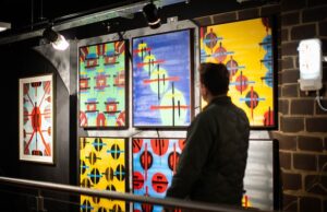 A exposição de arte de rua depende do graffiti: a instalação suportada do banco é fechada após a mensagem anti-king no prédio do vandal