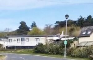 A aeronave menos voadora atingiu uma chaminé antes de cair no Eiley de Wight Holiday Park