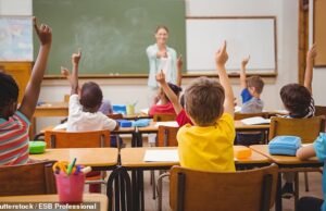 Quando a família ficou presa no exterior, a mãe a levou ao tribunal depois de perder a escola por dois dias e foi multada depois de multa.