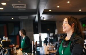 O CEO da Starbux é frito com novas regras uniformes que determinam o que os baristas podem ser usados e o que não pode ser usado
