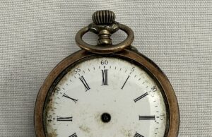 O relógio de bolso das mulheres foi encontrado para a vítima do Titanic que ainda carrega os pontos de desastre pouco mais de 113 anos