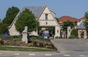 O assassino adolescente Carmello Antony sai da prisão para sair da prisão para que a família fechada de US $ 900 mil e entreguem a entrega de entrega em casa