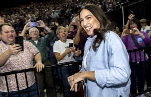 O AOC fornece detalhes muito embaraçosos em comparação com Orange Harris depois dos observadores de montagem atordoados