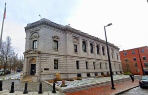 O vencedor da loteria bilionário está pronto para revelar sua identidade durante a guerra do tribunal embaraçosa com o vencedor.