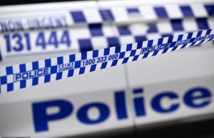 Tosse são destacados às mãos humanas durante um ataque violento ao porto