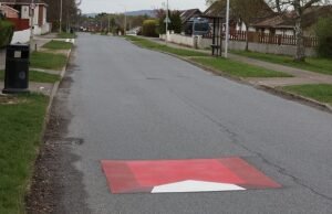 Os motoristas estão confusos à medida que as luminárias falsas são pintadas como parte do projeto de paz de trânsito bizarro