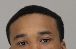 Wilmar Hutchins pode ser visto se escondendo pela porta ‘insegura’ antes de atirar no atirador da Hutchins High School