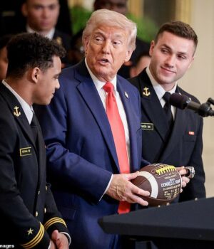97377489-14621093-A_mysterious_bruise_was_spotted_on_President_Trump_s_right_hand_-m-12_174487799704.jpeg
