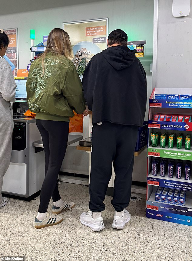 Louis Tomlinson e Zara McDarmot desfrutaram de um encontro romântico sobre a auto-defesa local de Sensbury até que o casal amado passe o domingo de Páscoa juntos