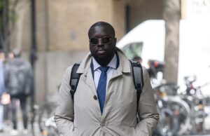 Os funcionários civis enfrentam a prisão depois de £ 40.000 falsos e impedem as notas doentes para que ele possa viajar pelo mundo para o mundo