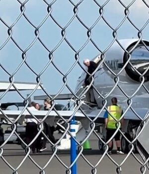 97621071-14641179-Sanders_exits_the_private_jet-a-1_1745446480416.jpg