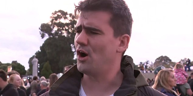A resposta Asy foi seqüestrada pelos neonazistas no dia de Anjak depois de receber na cerimônia do país