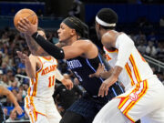 Magic Turn Hawks contém 33 pontos e 10 rebotes de volta como 119-112