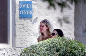 Os judeus de teóricos Elizabeth Holmes continuam lutando, alegando que os juízes de apelação estavam confusos, irracionais e verdadeiramente errados