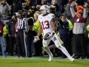 Desenhando o rascunho da NFL excluindo 49 pessoas em Stanford