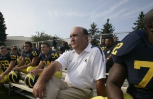 Mike Debboard, coordenador ofensivo de futebol do Michigan, morreu aos 69 anos