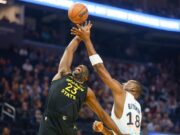 Os lutadores lideram 14 pontos em direção à escassa