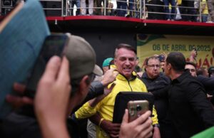 Ex -presidente do Brasil Bolsnaro ainda está hospitalizado com dor abdominal