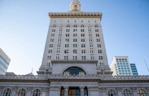 A corrida do Conselho da Cidade de Oakland foi impressa pela eleição do Oours de prefeito.