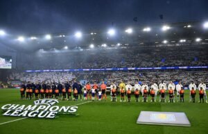 A música da Liga Europea está sendo tocada antes de explicar o Aston Villa vs PSG