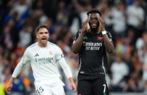 Bukayo Saka enfrentando a estrela do Real Madrid perto do túnel no momento aquecido
