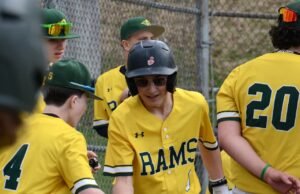 Westfield News Scoreboard: Primeira Explosão de Executa o Baseball de Southwick
