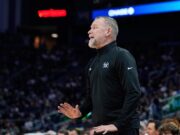 O treinador de bombeiros de Nougets, Michael Malone e Ost GM Calvin Booth – Mercury New