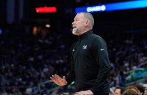 O treinador de bombeiros de Nougets, Michael Malone e Ost GM Calvin Booth – Mercury New