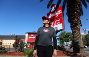 O salário mínimo de fast food da Califórnia tem um ano de idade