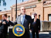 Google, com um rompimento viável lutou com a parte exclusiva de sua pesquisa com o idiota com a equipe de volta da equipe