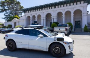 O prefeito de San Jose, Mahan, o congressista local Likecardo solicitou a Wimo Robotaxis para trazer para a cidade