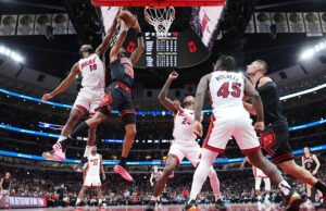 O touro domina o calor para passar para o torneio de reprodução