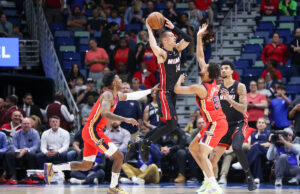 Adebair tem 23 pontos e 12 rebotes, enquanto os Pelicanos 153-104 atingem libras.