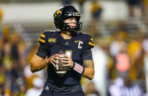 QB Joey Aguler Faça login após assinatura no baterista com o Tennessee no Tennessee, Nico Ayamaliava Nil Holdout com