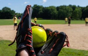Quinta -feira no ensino médio de beisebol e pontuações de softball