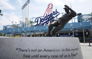 O beisebol celebra a herança de Jackie Robinson no 78º aniversário de quebrar a cor da cor