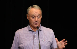 O comissário Rob Manfred se reuniu com o presidente Donald Trump na Casa Branca, diz MLB