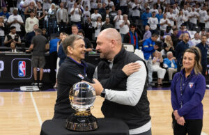 Relata-se que os reis participaram com o gerente geral Monti McNeare após as derrotas de reprodução